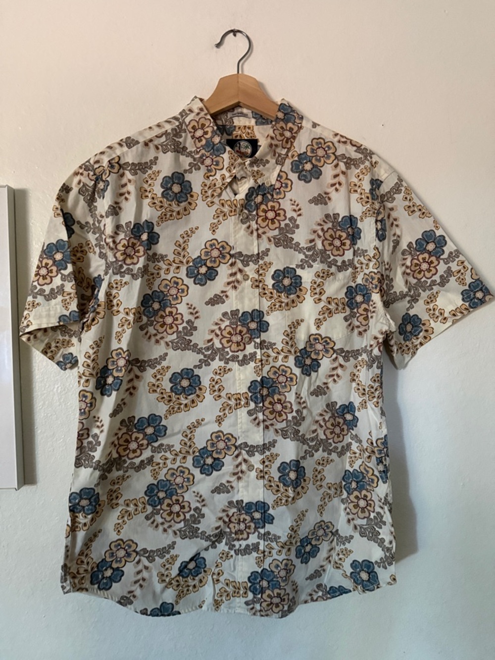 Reyn Spooner Short-Sleeve Floral Button-Up Shirt in Cream and Blue Sz L
